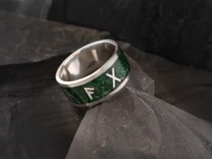 En elegant runering fremstillet i 925 sterling sølv og prydet med en heliotropsten, udsmykket med runer, der repræsenterer rejse, styrke og visdom