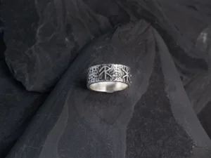 En rustik damering i 925 sterling sølv, udsmykket med unikke binderuner, der repræsenterer kærlighed, beskyttelse og sundhed.