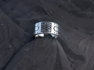 En elegant ring i 925 sterling sølv med det mystiske Wyrd-rune symbol, som repræsenterer skæbne og forbindelsen mellem fortid, nutid og fremtid