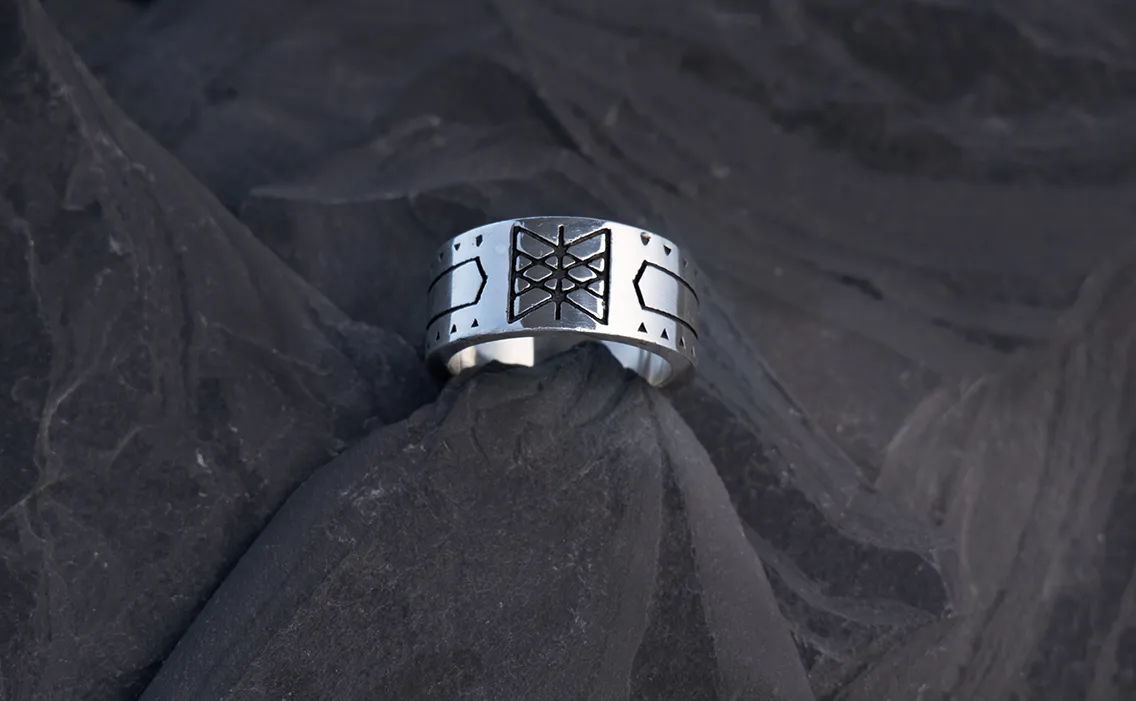En elegant ring i 925 sterling sølv med det mystiske Wyrd-rune symbol, som repræsenterer skæbne og forbindelsen mellem fortid, nutid og fremtid