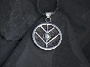 Et kraftfuldt skjoldmø-vedhæng i 925 sterling sølv, der hylder den nordiske tradition og symboliserer mod og styrke