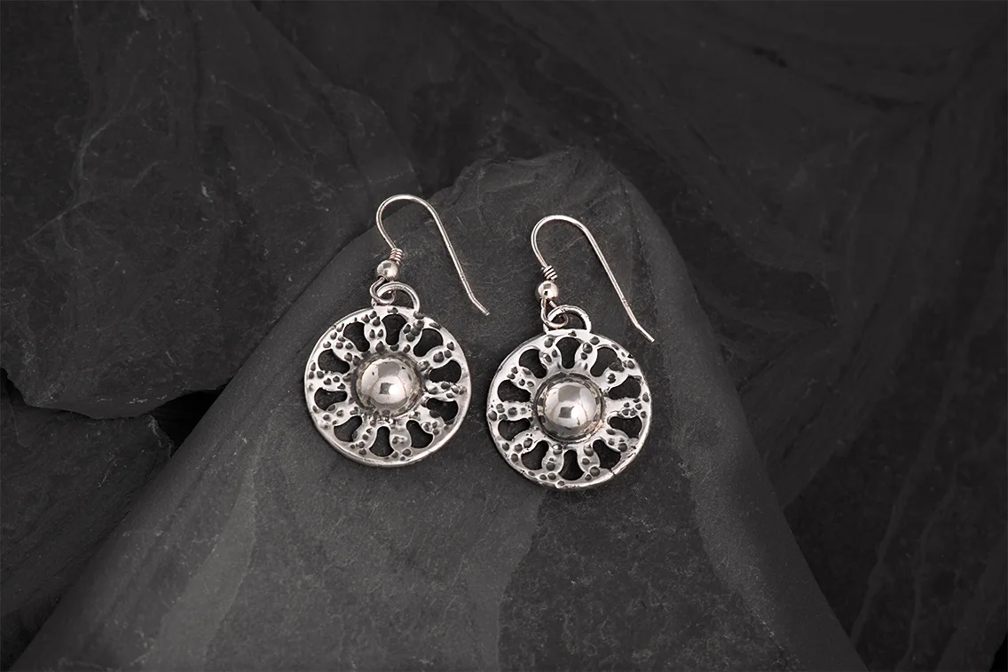 Et par elegante solhjul-øreringe fremstillet af 925 sterling sølv